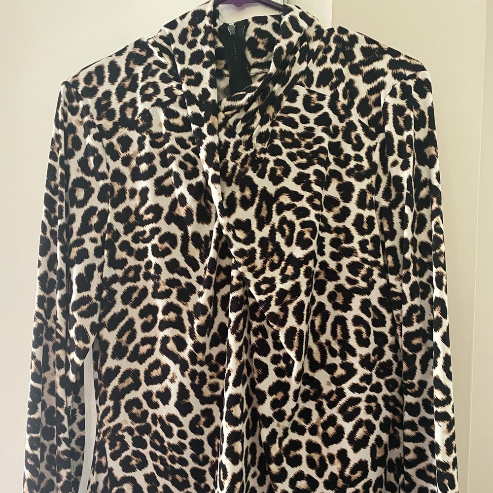 Beautiful Worthington ruched front leopard blouse.